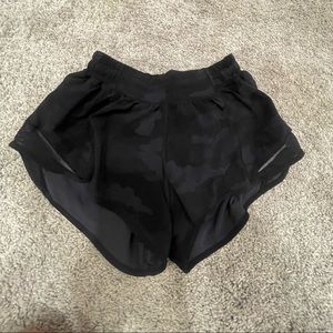 Lululemon Hotty Hot Low-Rise Lined Shorts - Camo Size 4